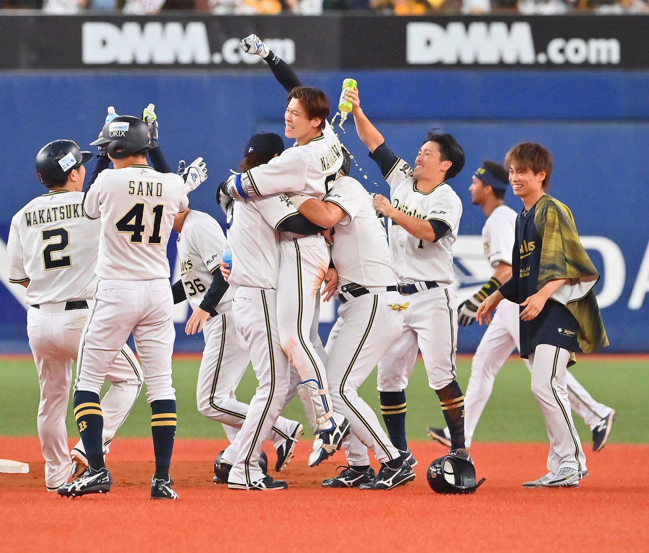オリックス対ソフトバンク　サヨナラ打を放ったオリックス中川圭太はナインから祝福される（撮影・和賀正仁）