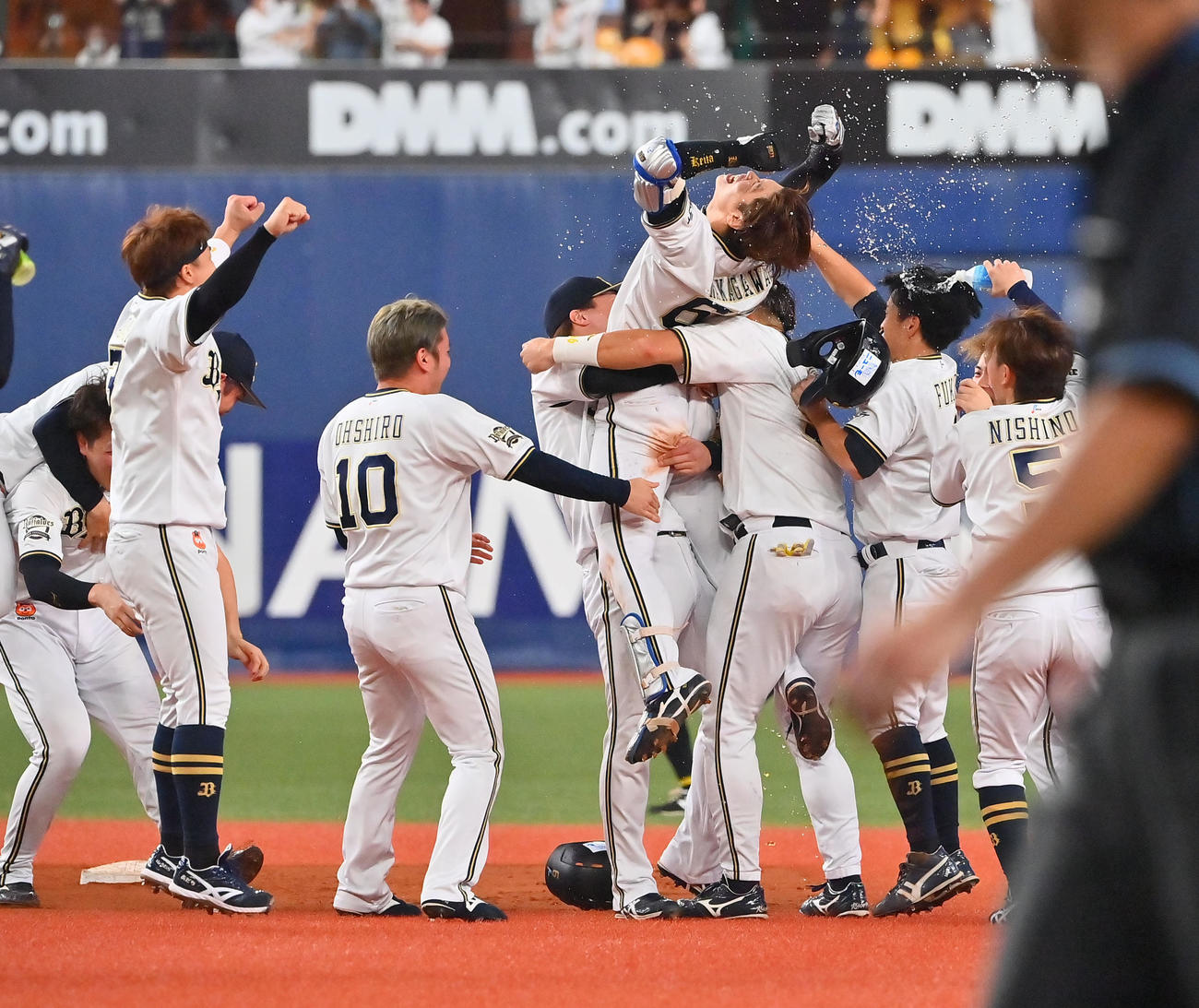 オリックス対ソフトバンク　サヨナラ打を放ったオリックス中川圭太はナインから祝福される（撮影・和賀正仁）