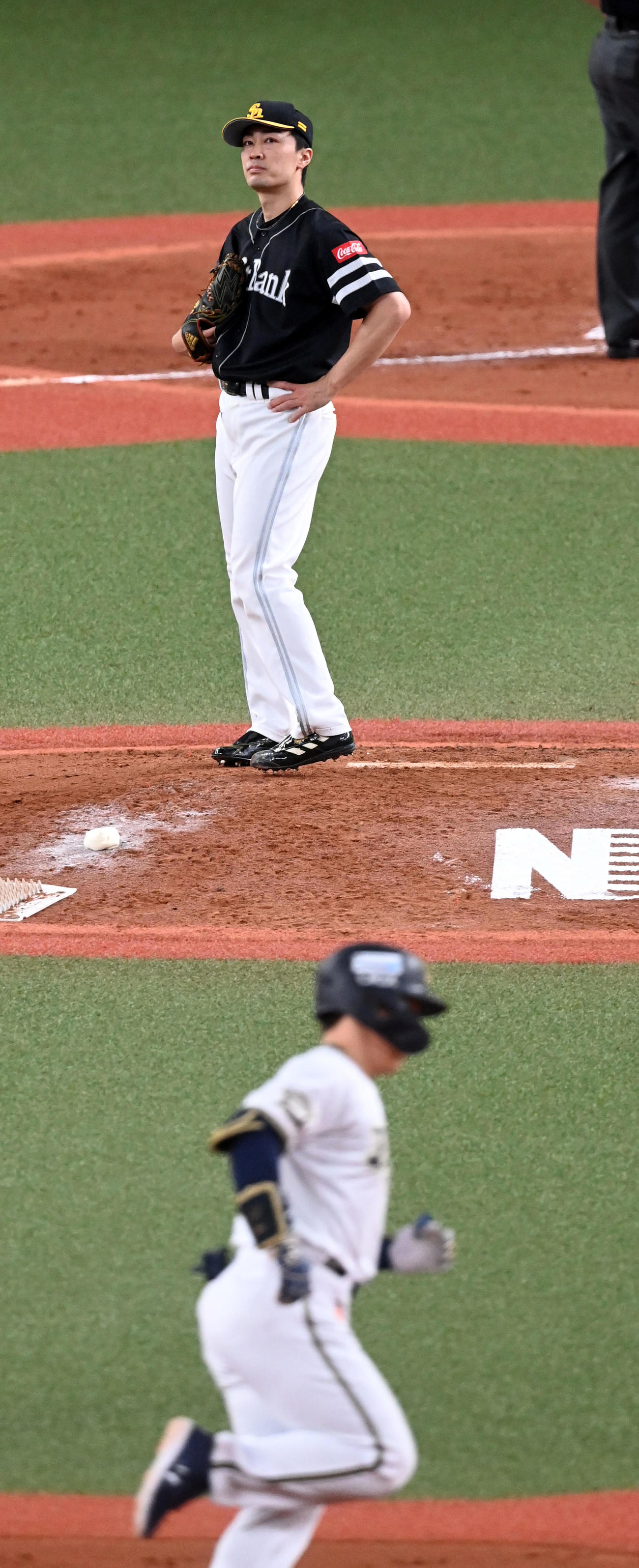 オリックス対ソフトバンク　4回裏オリックス無死一塁、吉田正に先制の中越え2点本塁打を打たれたがっくりする和田（撮影・前岡正明）