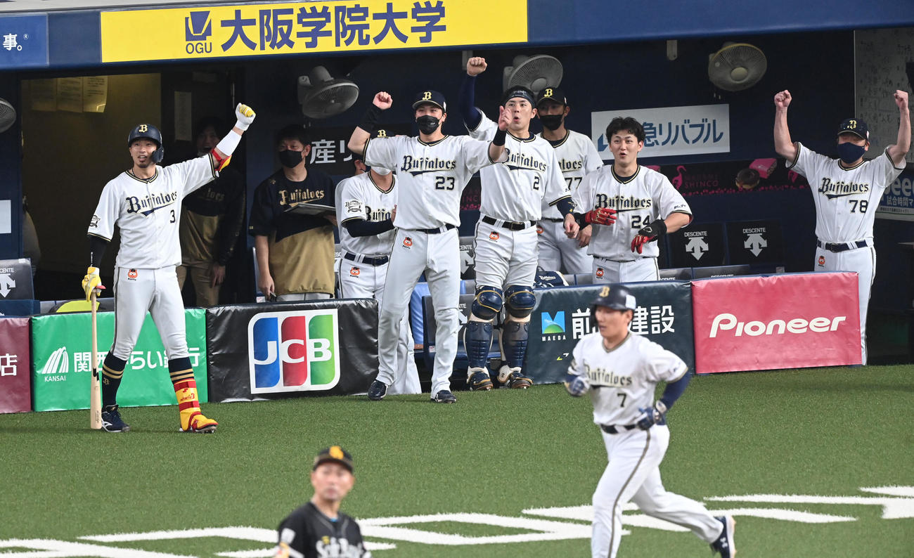オリックス対ソフトバンク　4回裏オリックス無死一塁、吉田正の先制2点本塁打にガッツポーズを見せる中嶋監督（右）と喜ぶオリックスナイン（撮影・前岡正明）