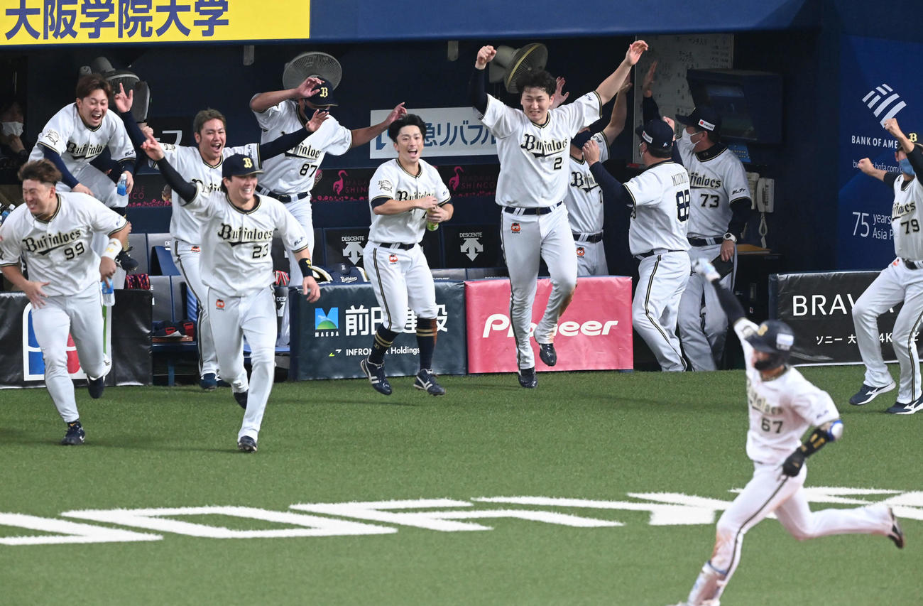 オリックス対ソフトバンク　9回裏オリックス2死二、三塁、中川圭の左前へのサヨナラ打に歓喜のオリックスナイン（撮影・前岡正明）