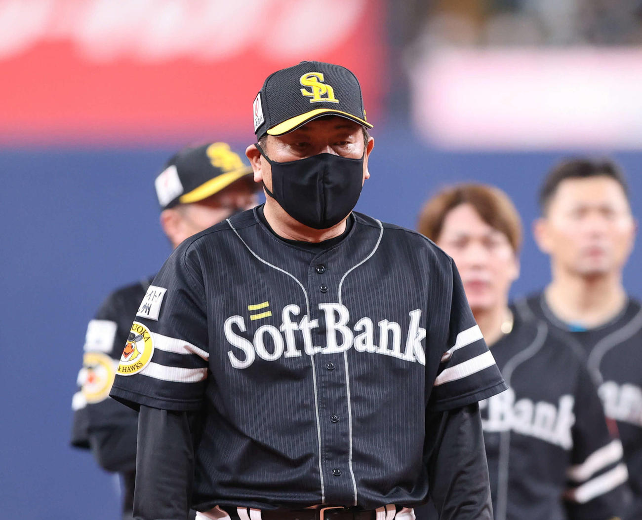 オリックスに敗れスタンドのファンにあいさつし引き揚げる藤本監督（撮影・梅根麻紀）