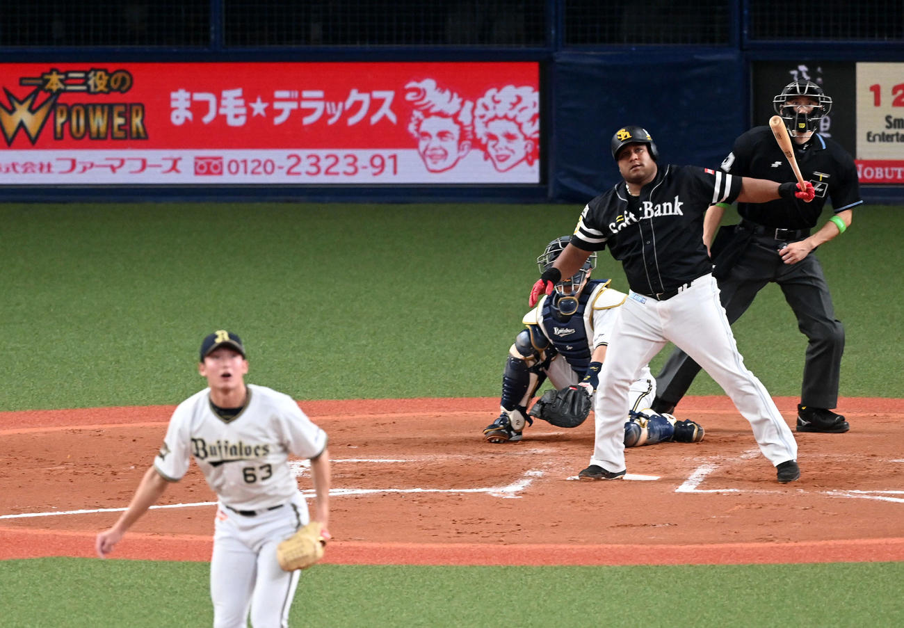 オリックス対ソフトバンク　7回表ソフトバンク1死一塁、デスパイネは左中間に2点本塁打を放つ。投手山崎颯（撮影・前岡正明）