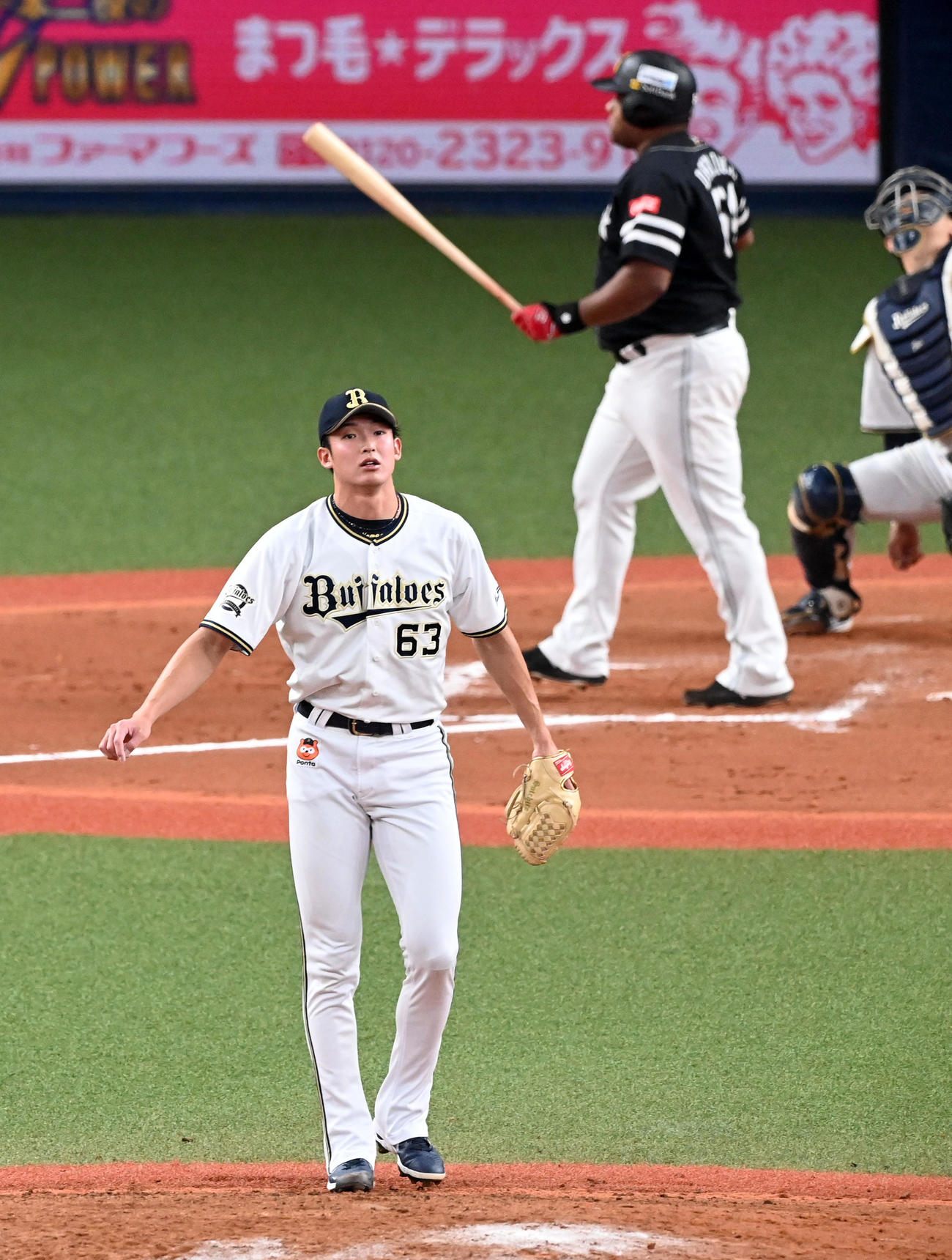 オリックス対ソフトバンク　7回表ソフトバンク1死一塁、デスパイネに左中間へ同点本塁打を打たれた山崎颯（撮影・前岡正明）