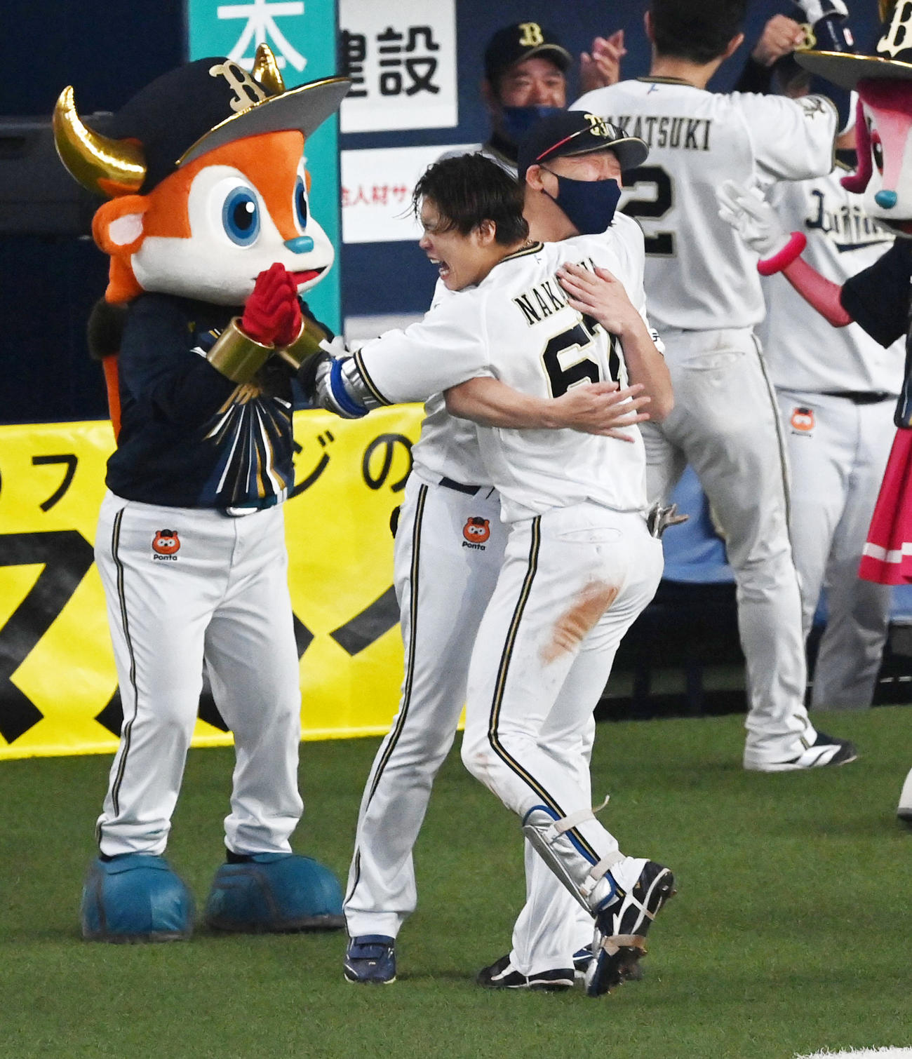 オリックス対ソフトバンク　中川圭（右）を笑顔で抱きしめる中嶋監督（撮影・前岡正明）