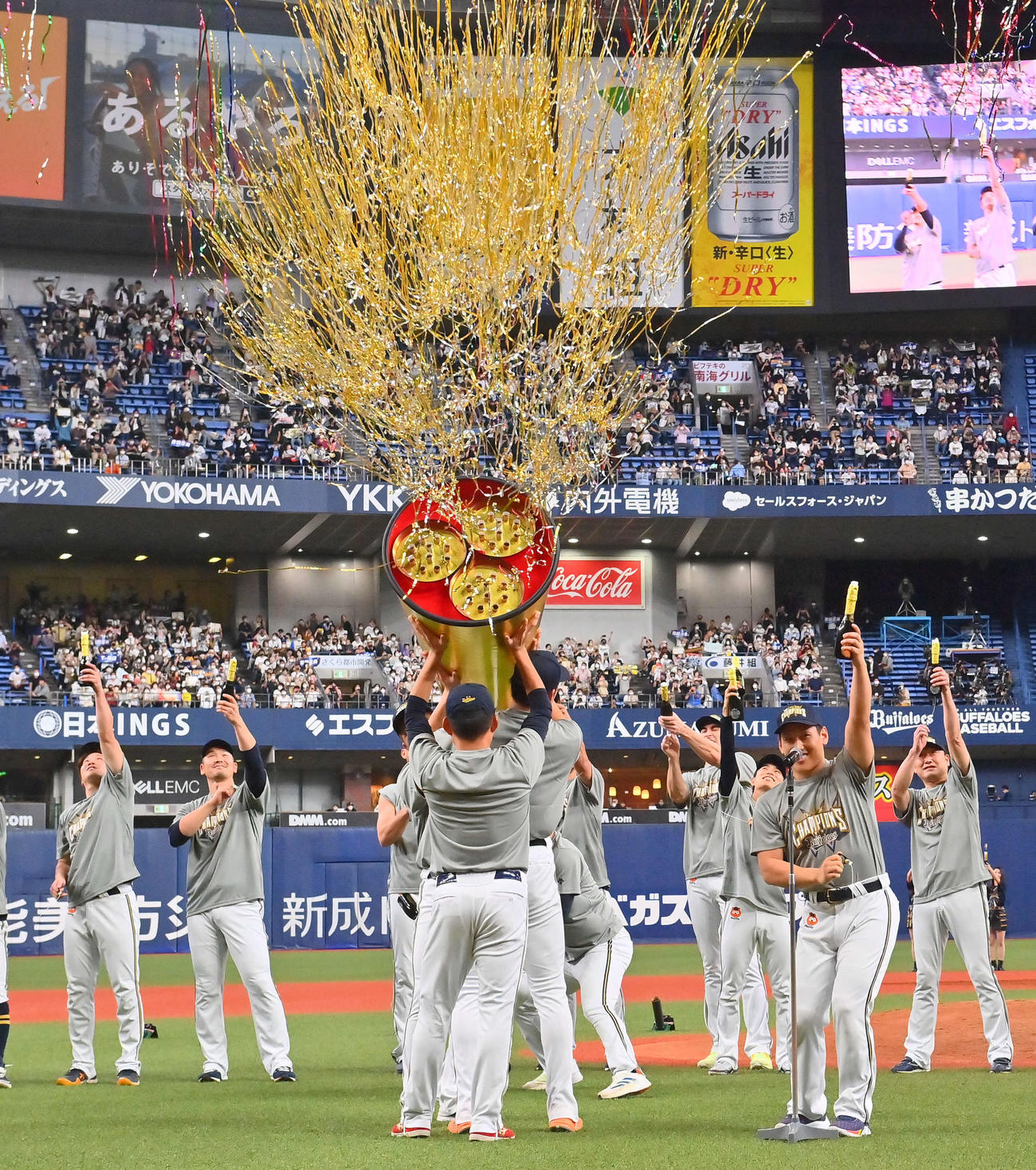 オリックス対ソフトバンク　表彰式終了後、マウンド付近に集まりクラッカーを鳴らすオリックスナイン（撮影・和賀正仁）