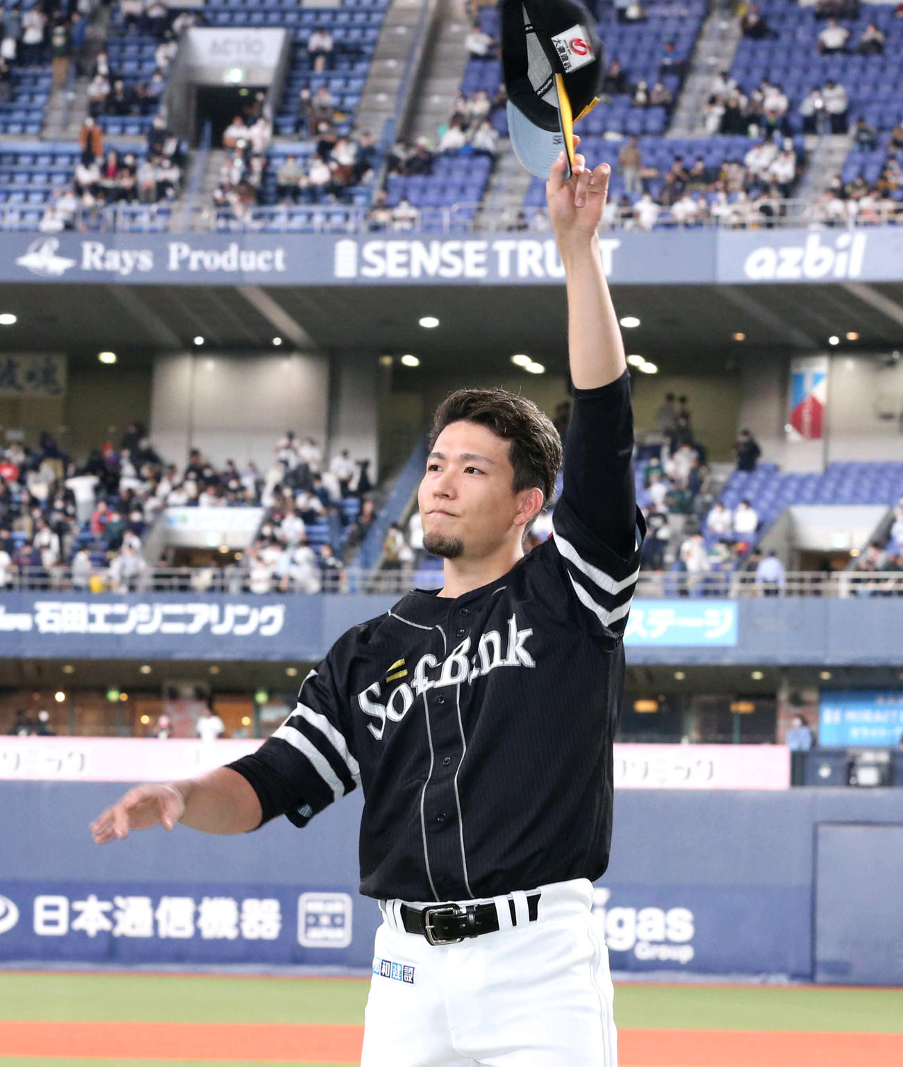 14日、ファンに手を振る千賀滉大