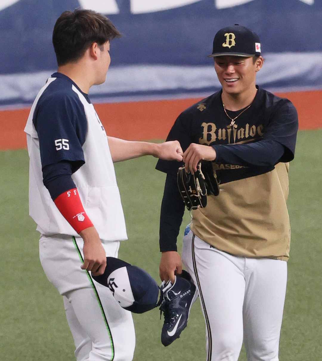 オリックス山本（右）とタッチを交わすヤクルト村上（2022年6月8日撮影）