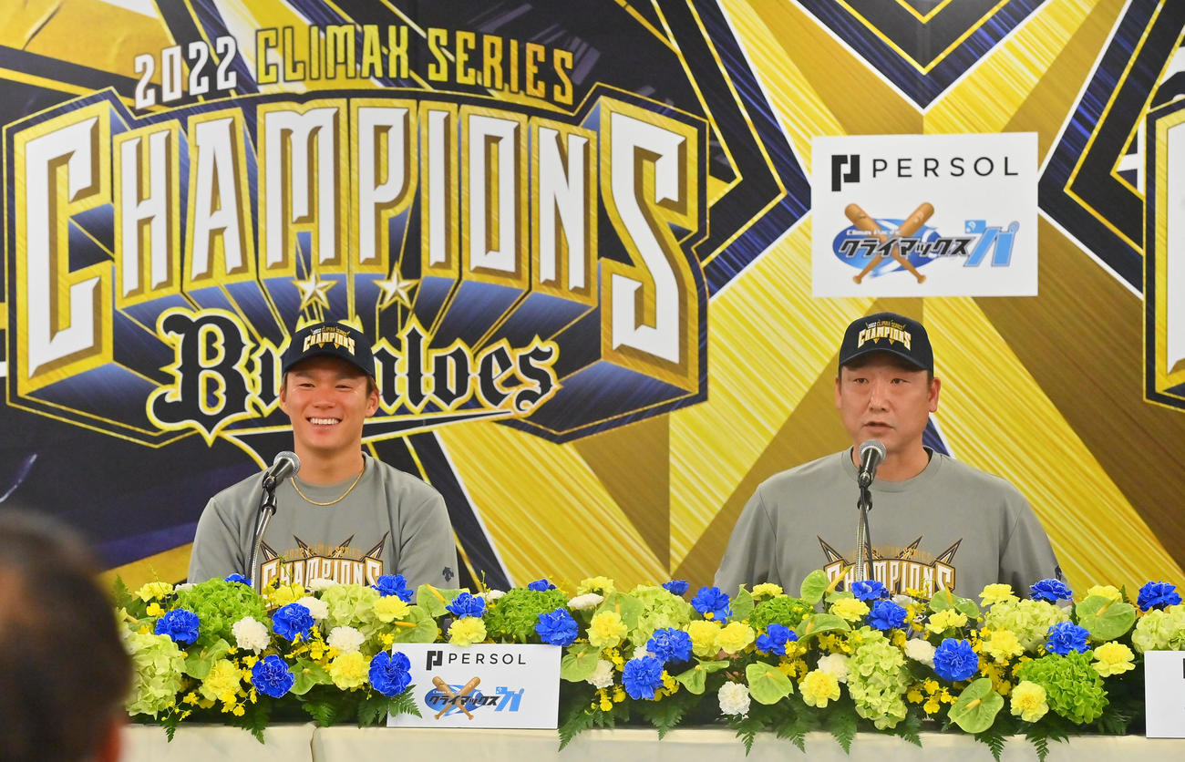 オリックス対ソフトバンク　試合終了後、日本シリーズ進出の会見を行う中嶋監督（右）と山本（撮影・和賀正仁）