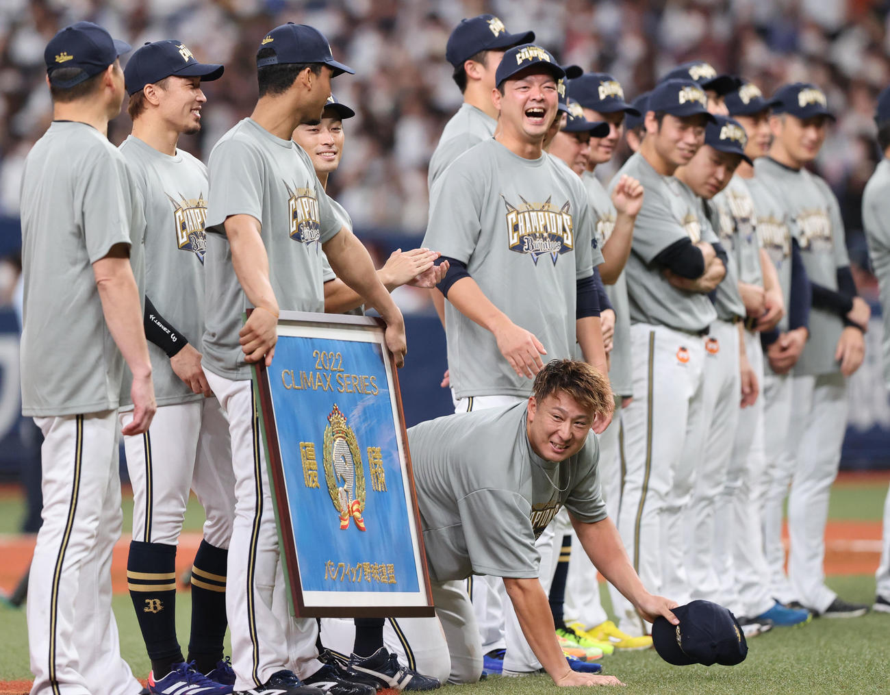 オリックス対ソフトバンク　MVPの発表で自分と思っていた杉本は吉田正とアナウンスされずっこける（撮影・梅根麻紀）