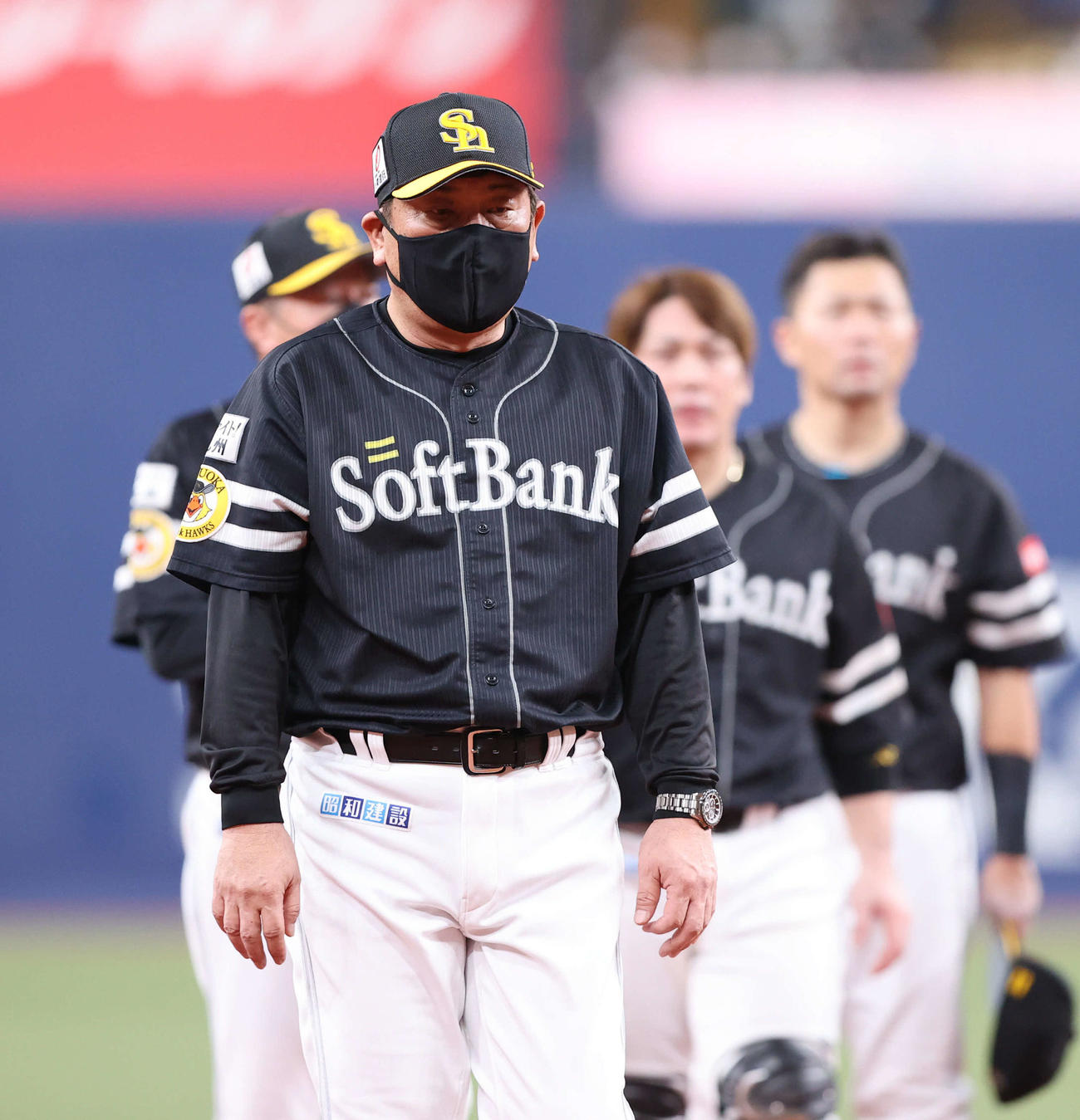オリックス対ソフトバンク　オリックスに敗れスタンドのファンにあいさつし引き揚げる藤本監督（撮影・梅根麻紀）