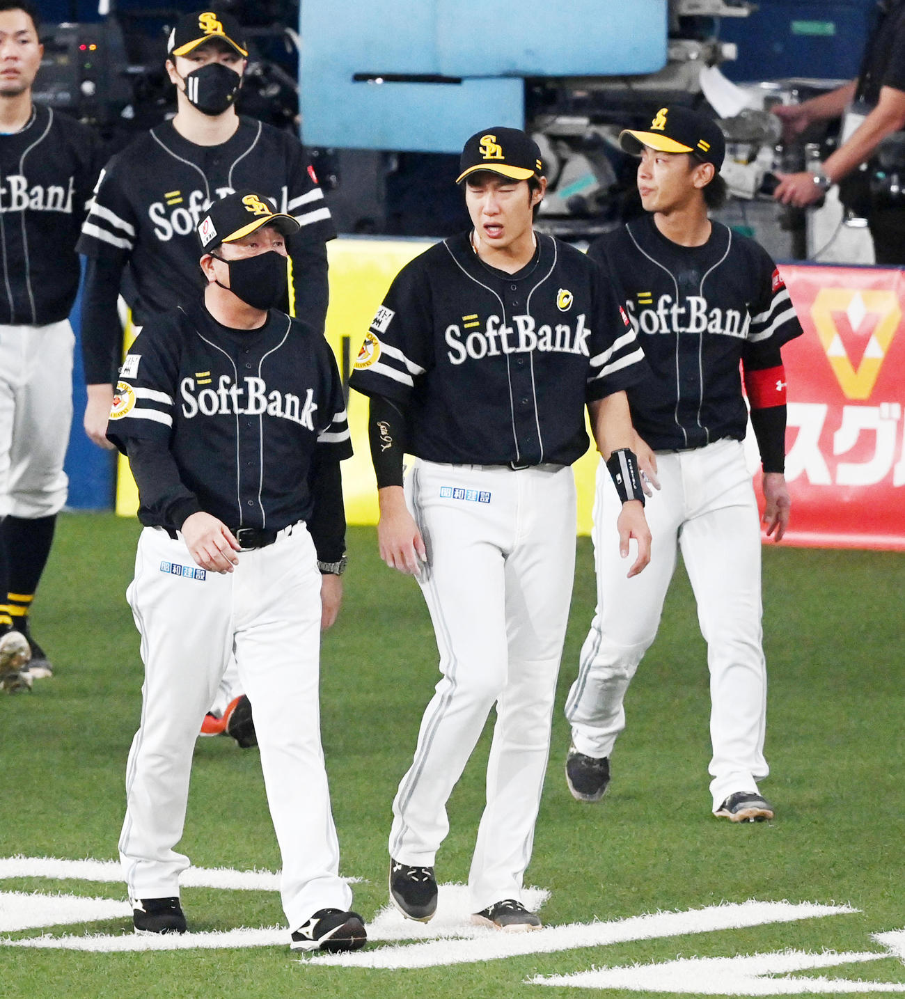 オリックス対ソフトバンク　ファンにあいさつに向かう（左から）藤本監督、柳田、今宮（撮影・前岡正明）
