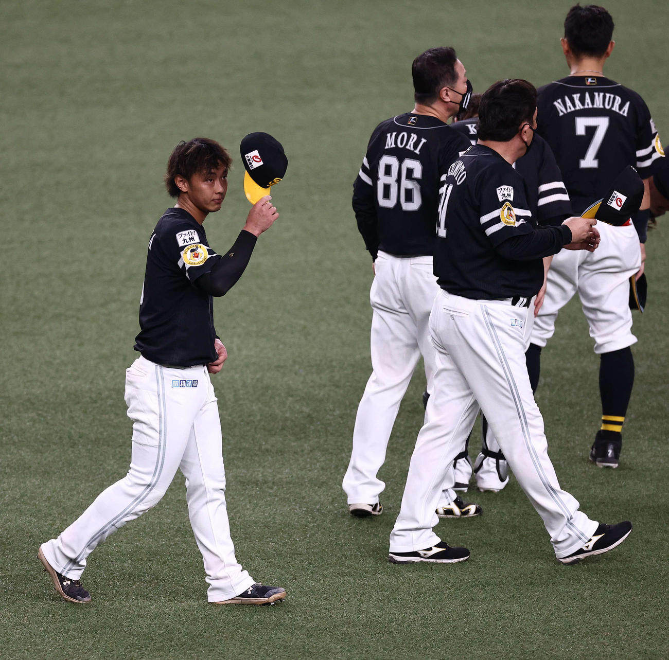 オリックス対ソフトバンク　今宮（左）はレフトスタンドのファンにあいさつへ向かう（撮影・上田博志）