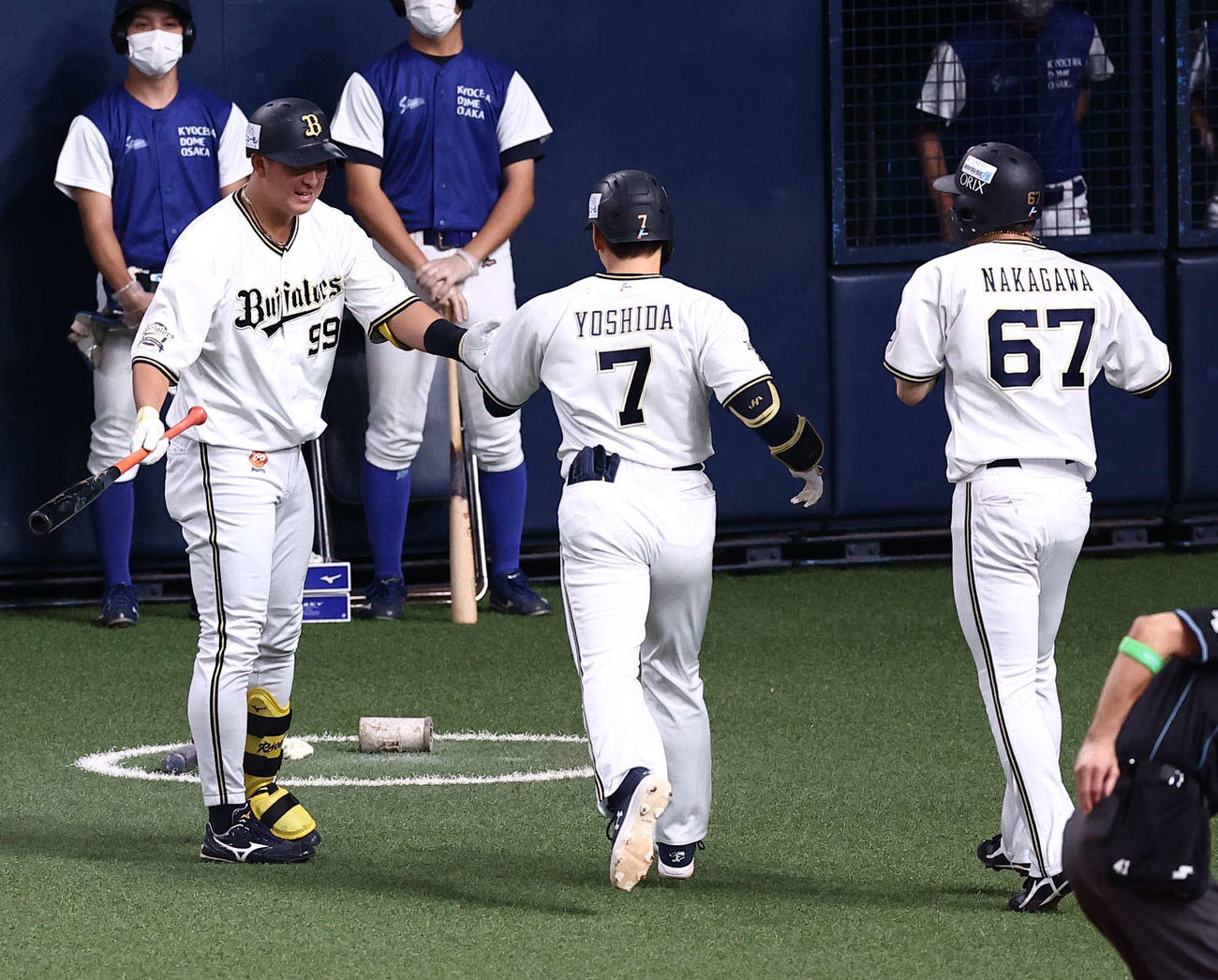 オリックス対ソフトバンク　4回裏オリックス無死一塁、杉本（左）は中越え2点本塁打を放った吉田正（中央）を笑顔で出迎える（撮影・上田博志）