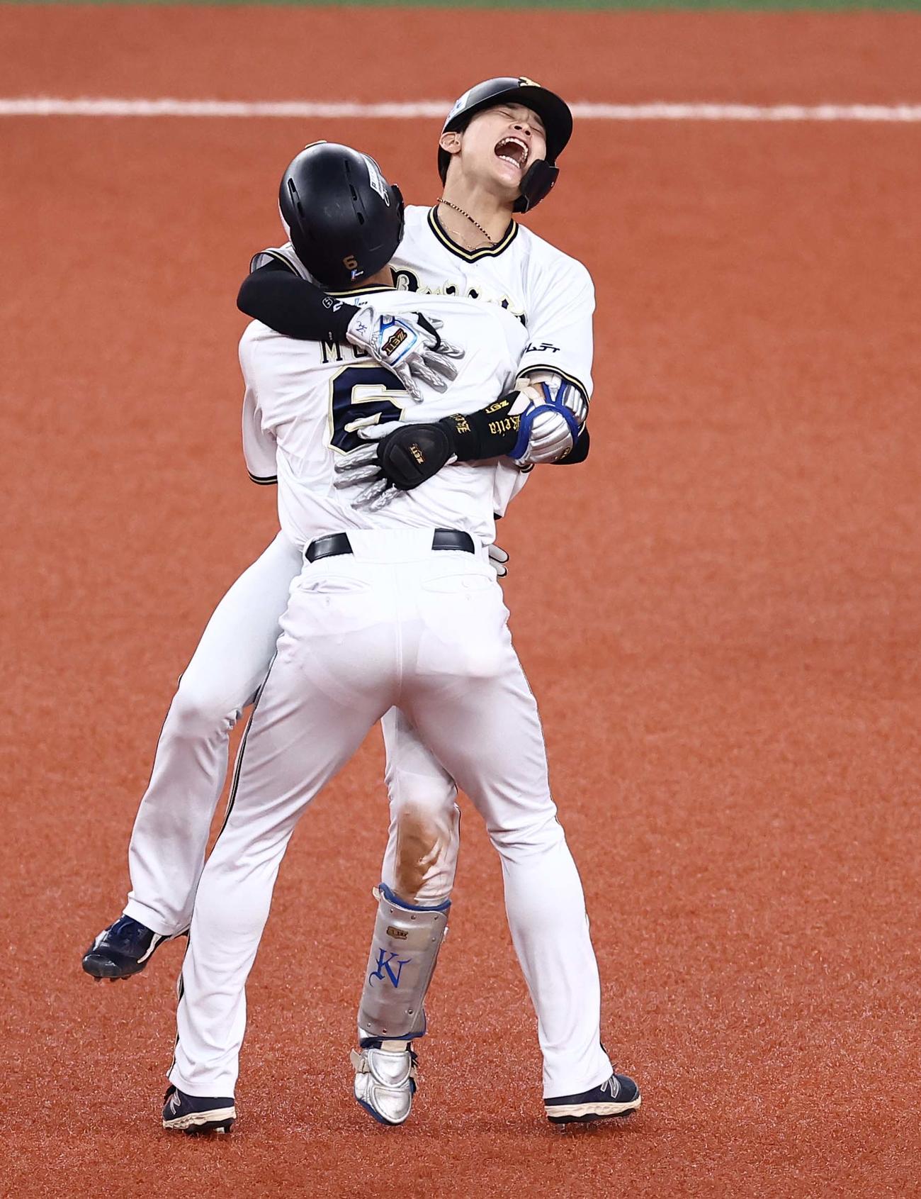 オリックス対ソフトバンク　9回裏オリックス2死二、三塁、サヨナラ適時打を放ち宗（左）と抱き合って喜ぶ中川（撮影・上田博志）