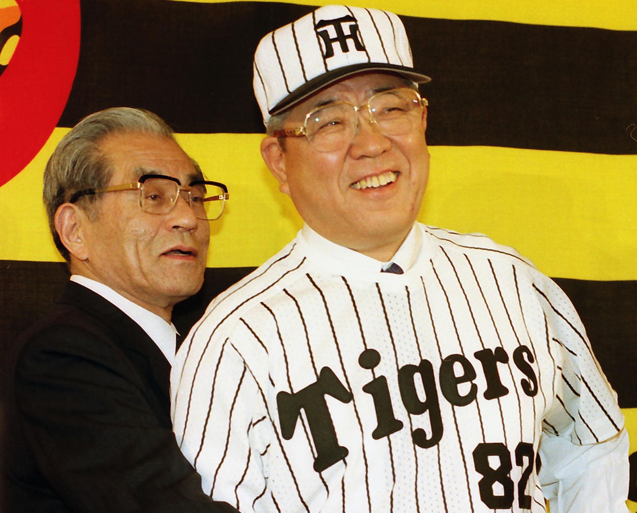 98年10月、会見で笑顔を見せる野村克也新監督