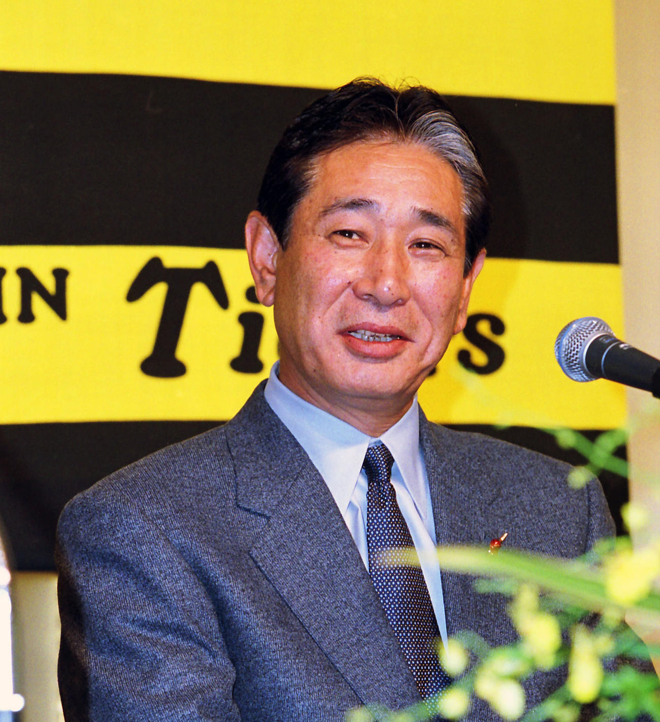 01年12月、阪神監督就任会見で抱負を語る星野仙一新監督