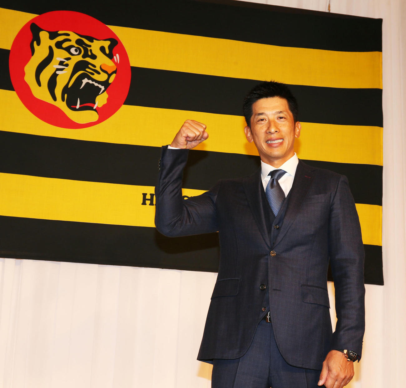18年、監督就任会見を終えガッツポーズで笑顔を見せる阪神矢野監督