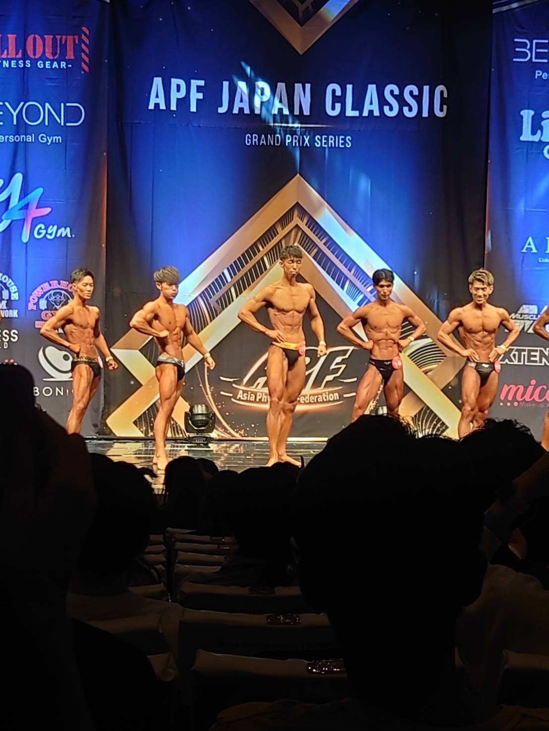 ボディーメイクのコンテスト「APF JAPAN CLASSIC」で2冠に輝いたアディダスジャパン社員の鈴木章弘さん(中央、本人提供)