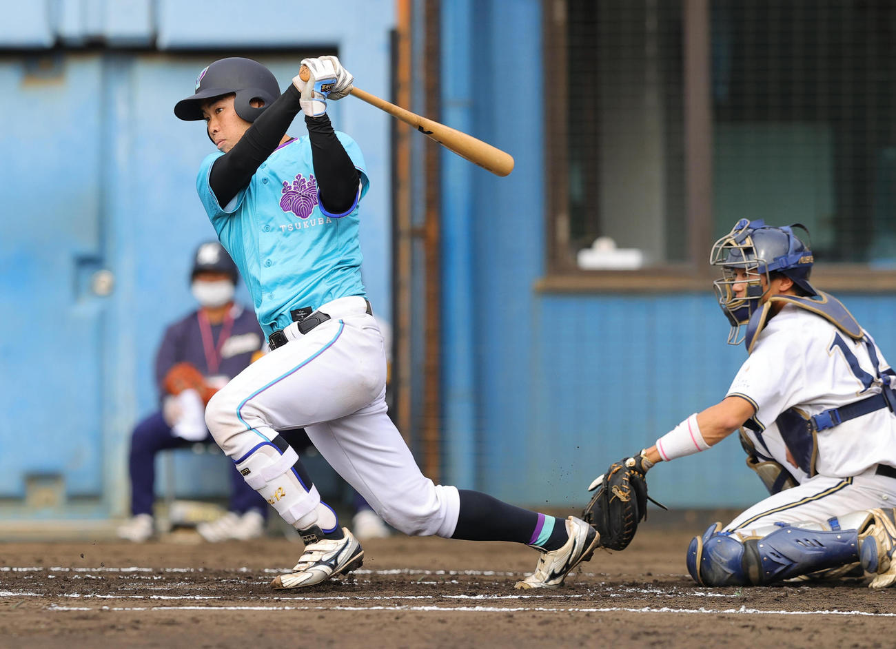 筑波大対武蔵大　1回表筑波大1死満塁、右前先制適時打を放つ西浦（撮影・野上伸悟）