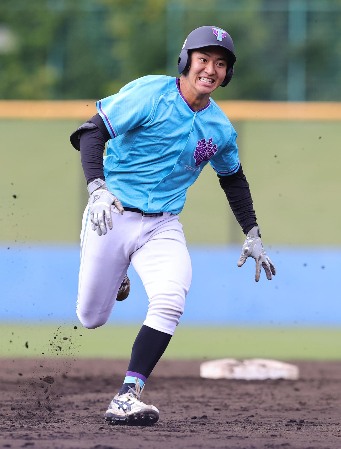筑波大対武蔵大　1回表筑波大2死二、三塁、右中間2点適時二塁打を放つ堀江（撮影・野上伸悟）