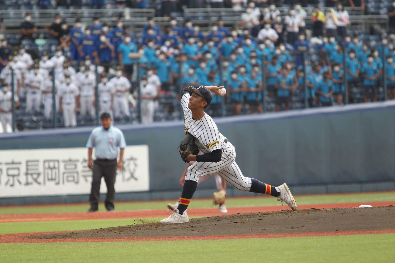 7月28日、新潟大会決勝の日本文理戦で力投する帝京長岡・茨木