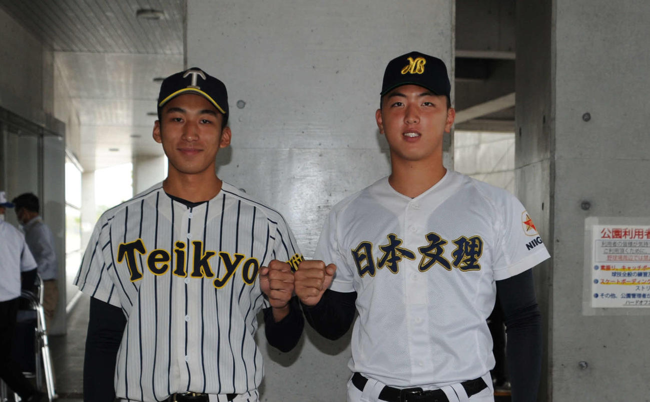ドラフト会議での指名を待つ帝京長岡・茨木（左）と日本文理・田中
