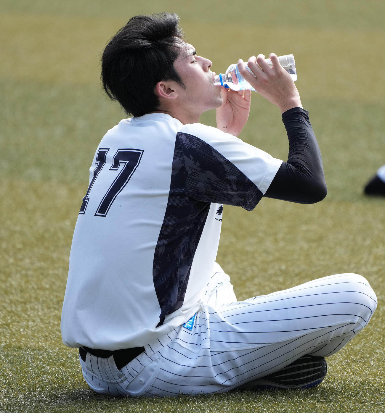 練習の合間に水分補給するロッテ佐々木朗（撮影・鈴木みどり）