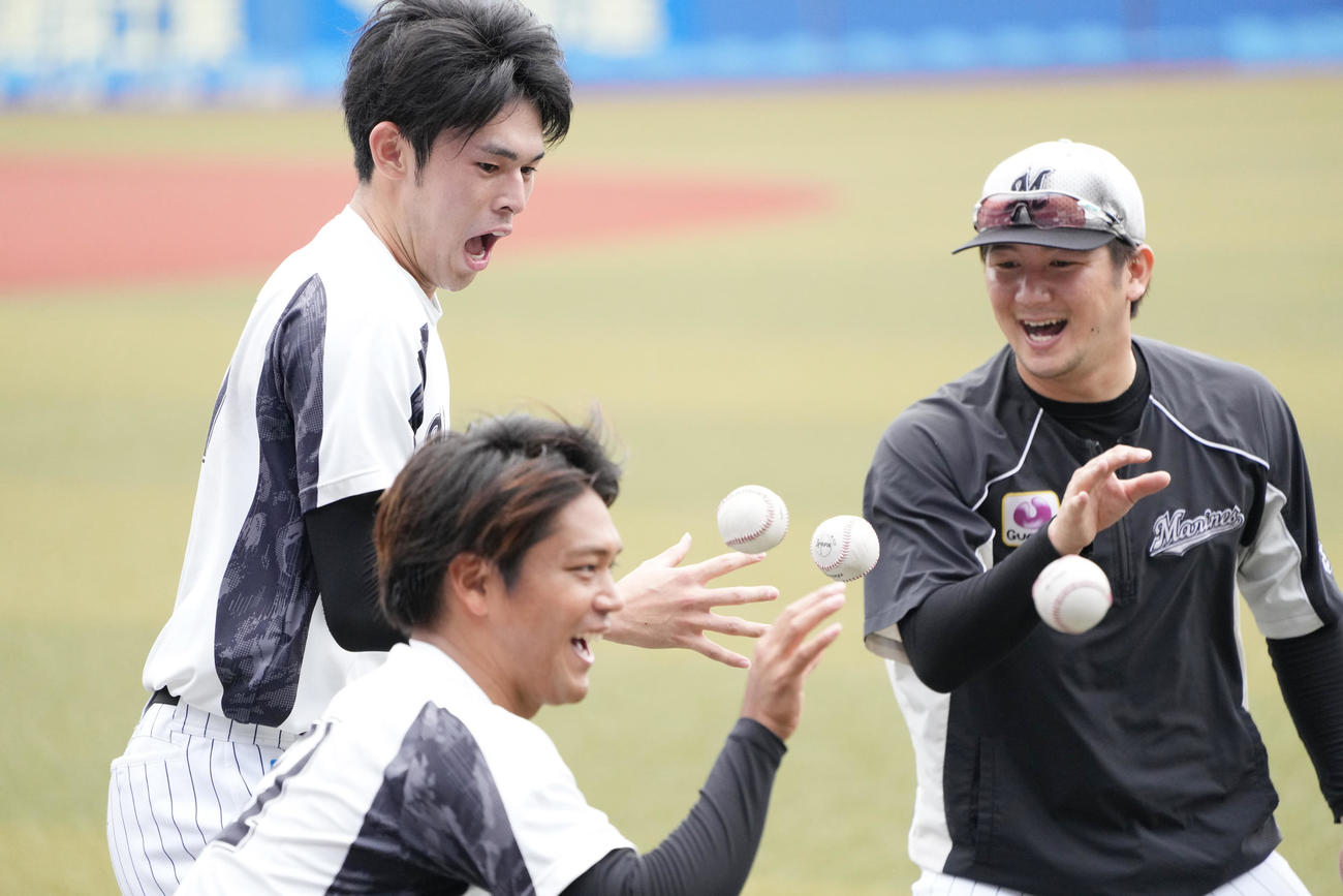 練習するロッテ佐々木朗。手前は佐々木千、右は小野（撮影・鈴木みどり）