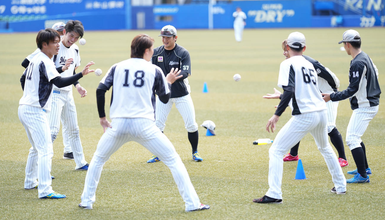 笑顔で練習するロッテ佐々木朗（左奥）（撮影・鈴木みどり）