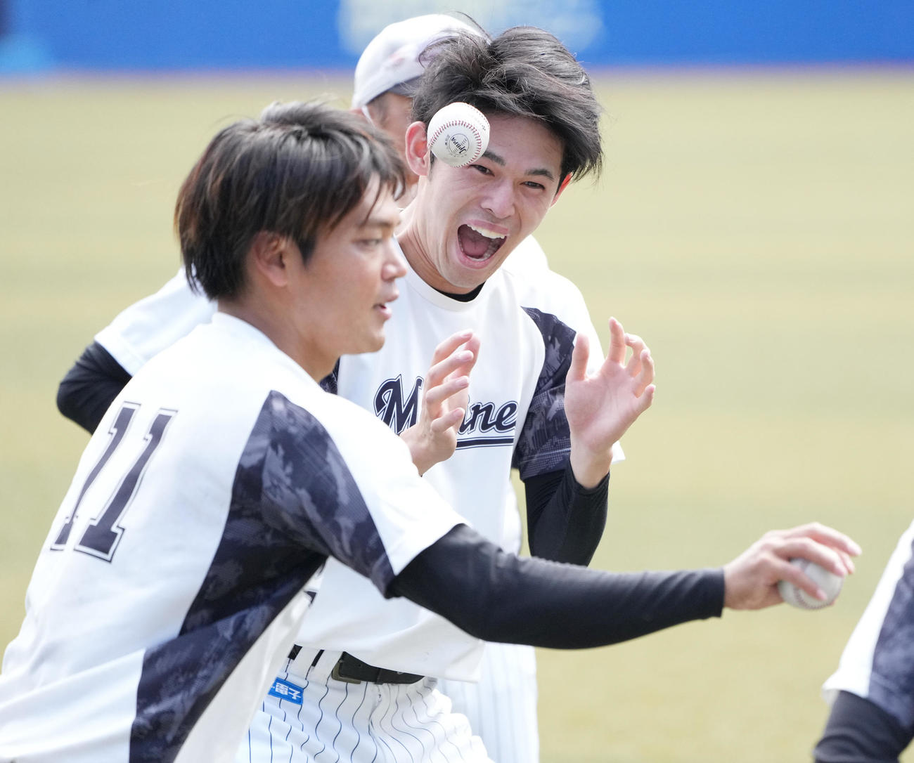 笑顔で練習するロッテ佐々木朗。手前は佐々木千（撮影・鈴木みどり）