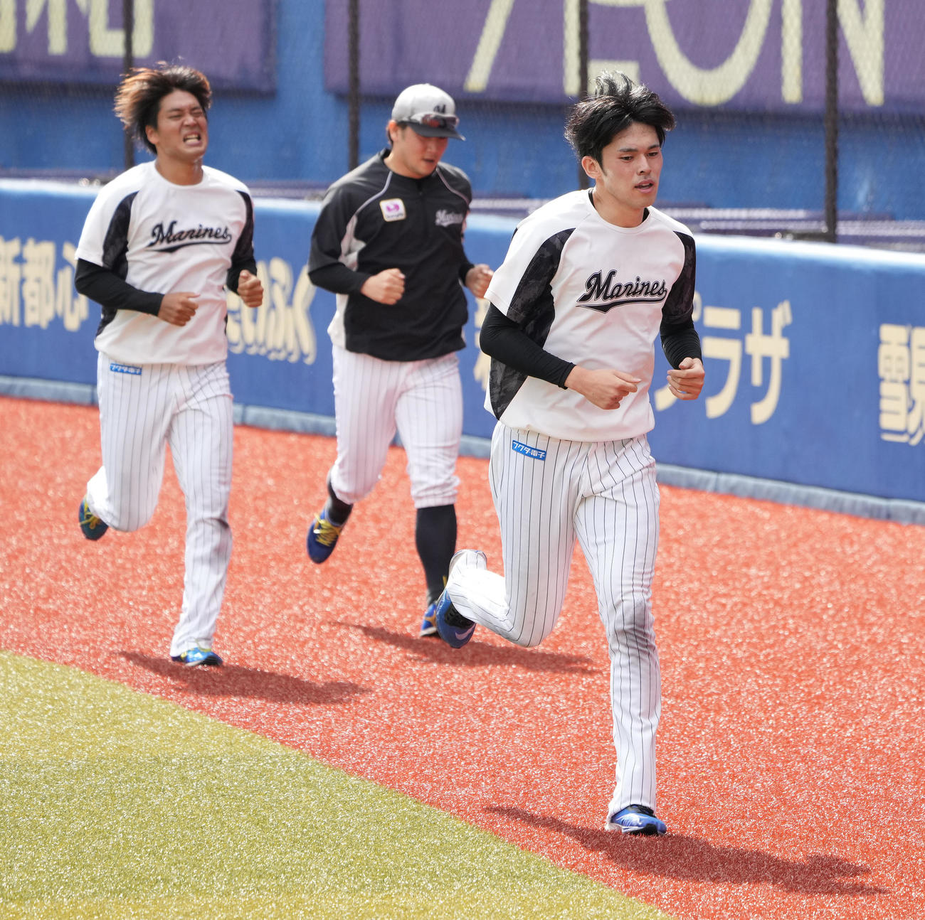 ポール間走で汗を流すロッテ佐々木朗（右）。左から佐々木千、小野（撮影・鈴木みどり）