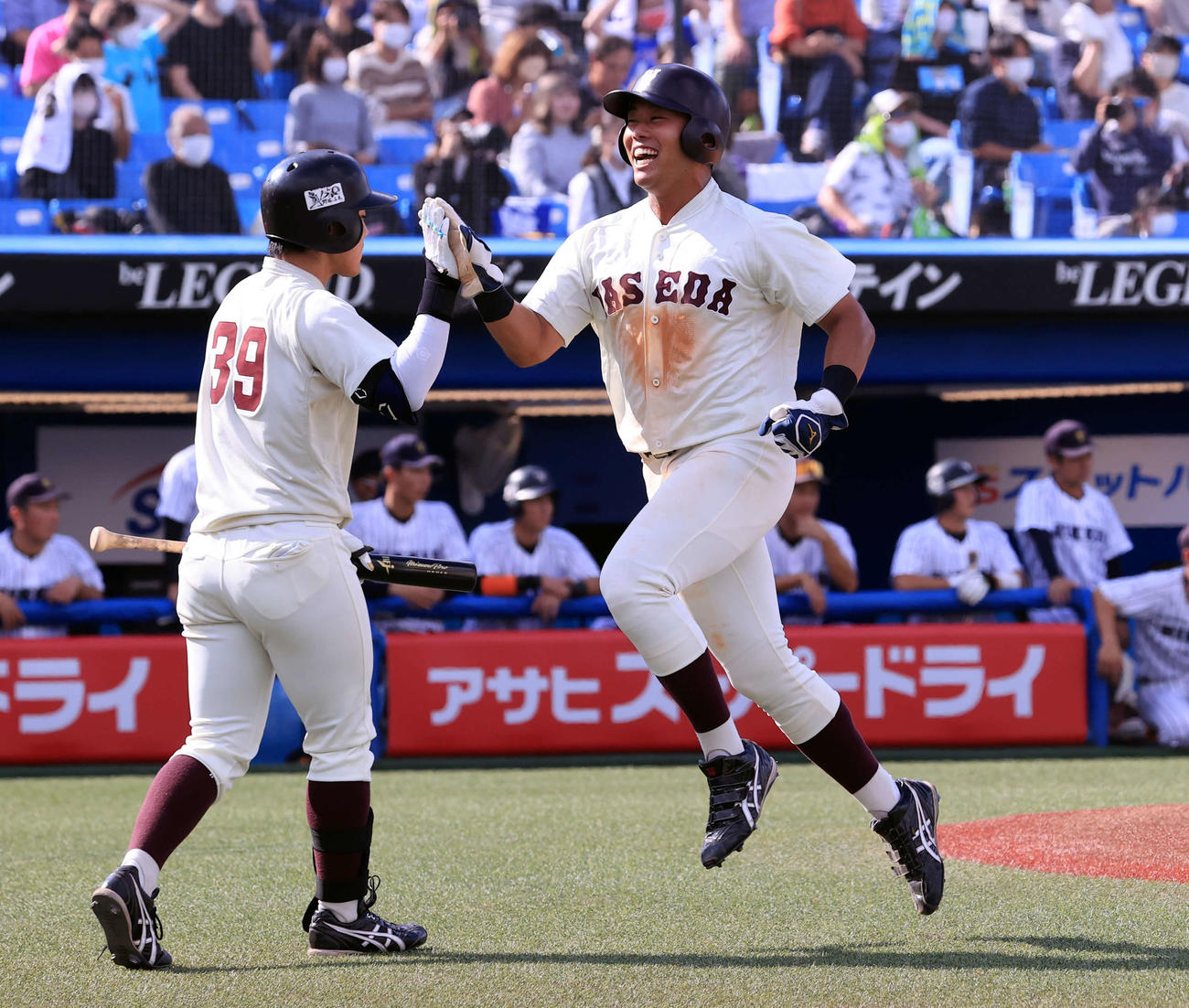 立大対早大　8回裏早大無死一、三塁、吉納が勝ち越し適時打を放ち、雄たけびを上げて生還する蛭間（撮影・浅見桂子）