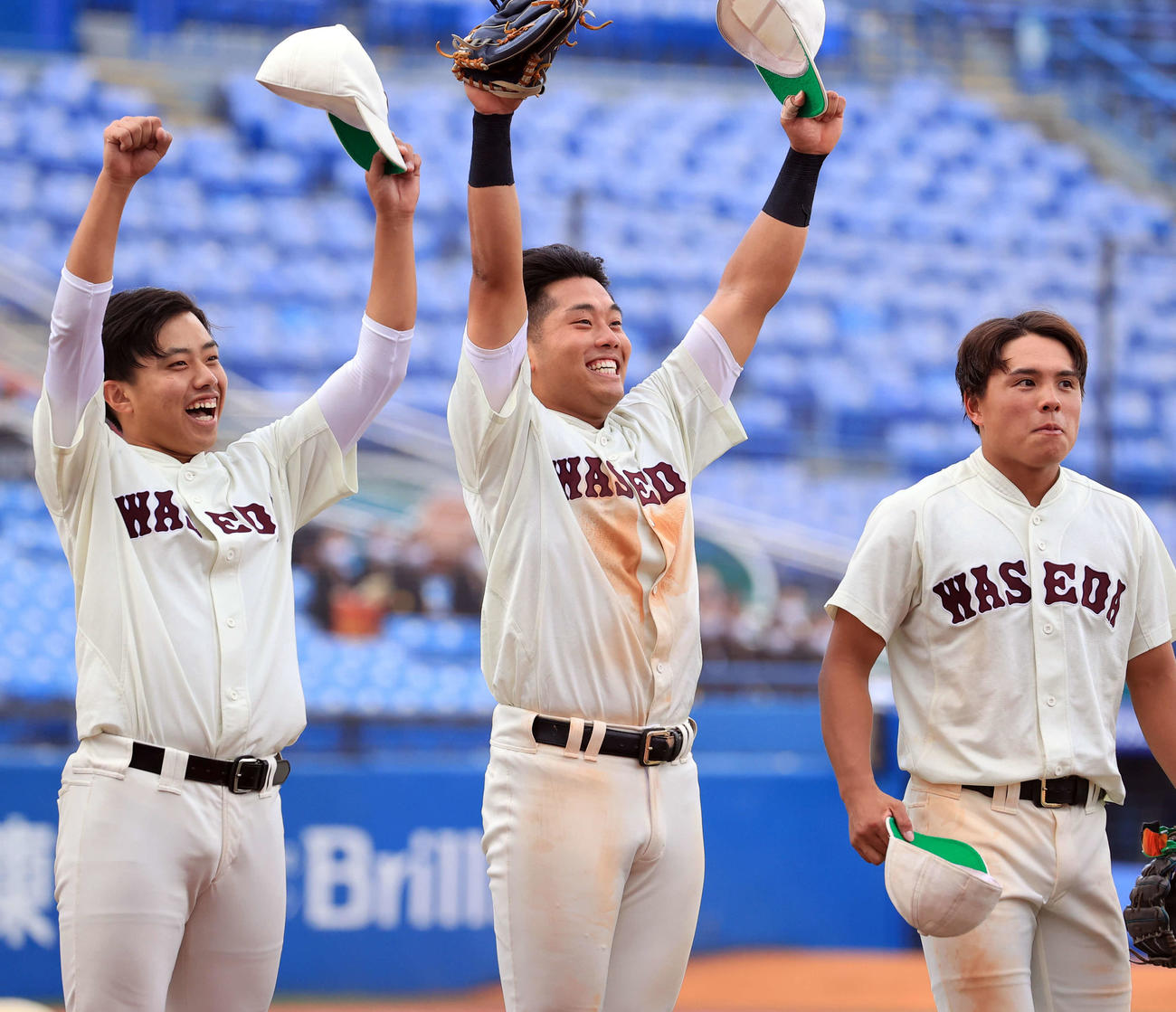 立大対早大　立大に連勝を決め、スタンドにガッツポーズする蛭間（中央）ら早大ナイン（撮影・浅見桂子）