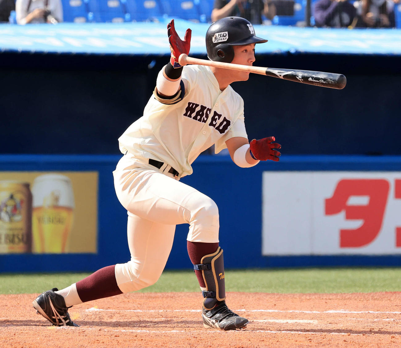 立大対早大　8回裏早大無死一、三塁、吉納は勝ち越し適時打を放つ（撮影・浅見桂子）