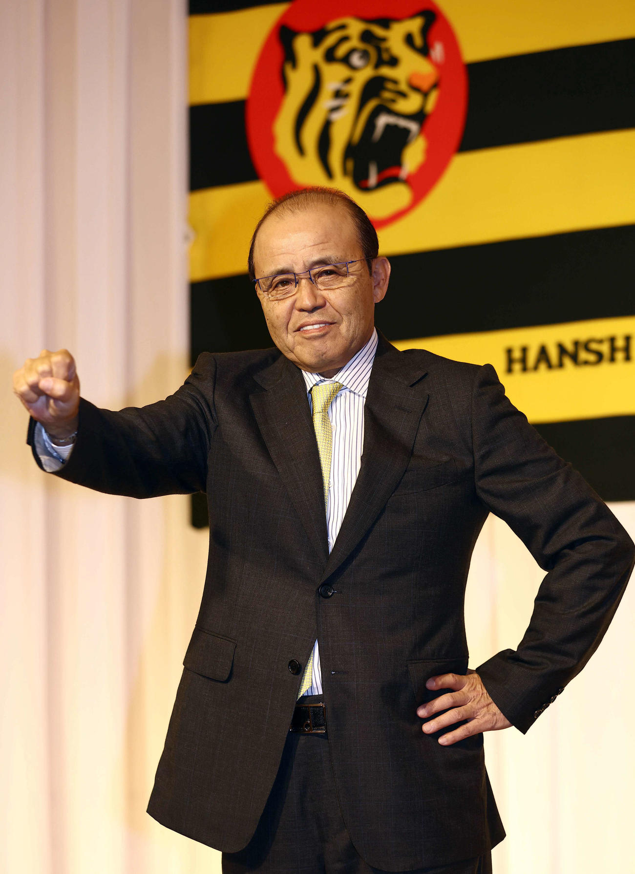 就任会見でガッツポーズをして意気込む阪神タイガース岡田新監督（撮影・上田博志）