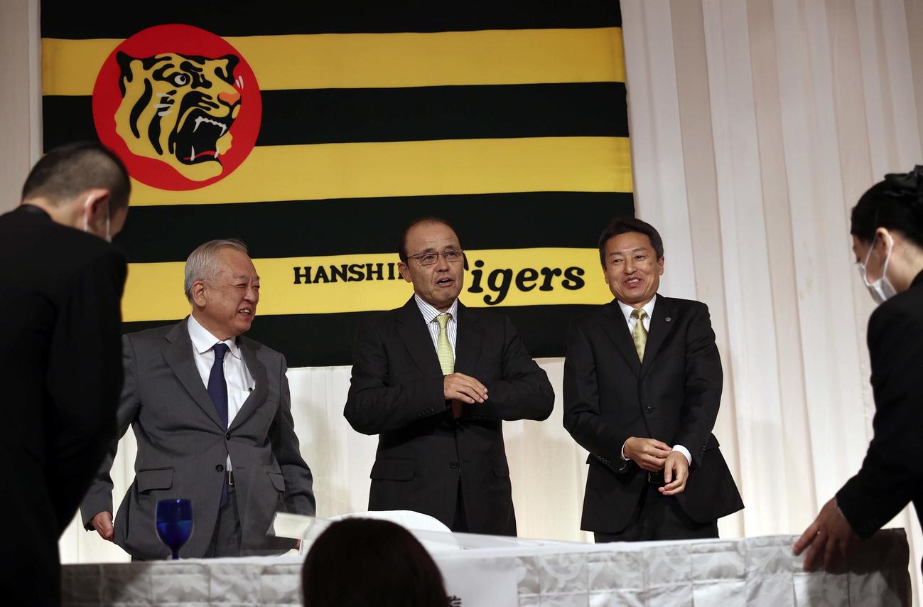 就任会見で笑顔を見せる左から阪神タイガース藤原オーナー、岡田新監督、百北球団社長（撮影・上田博志）