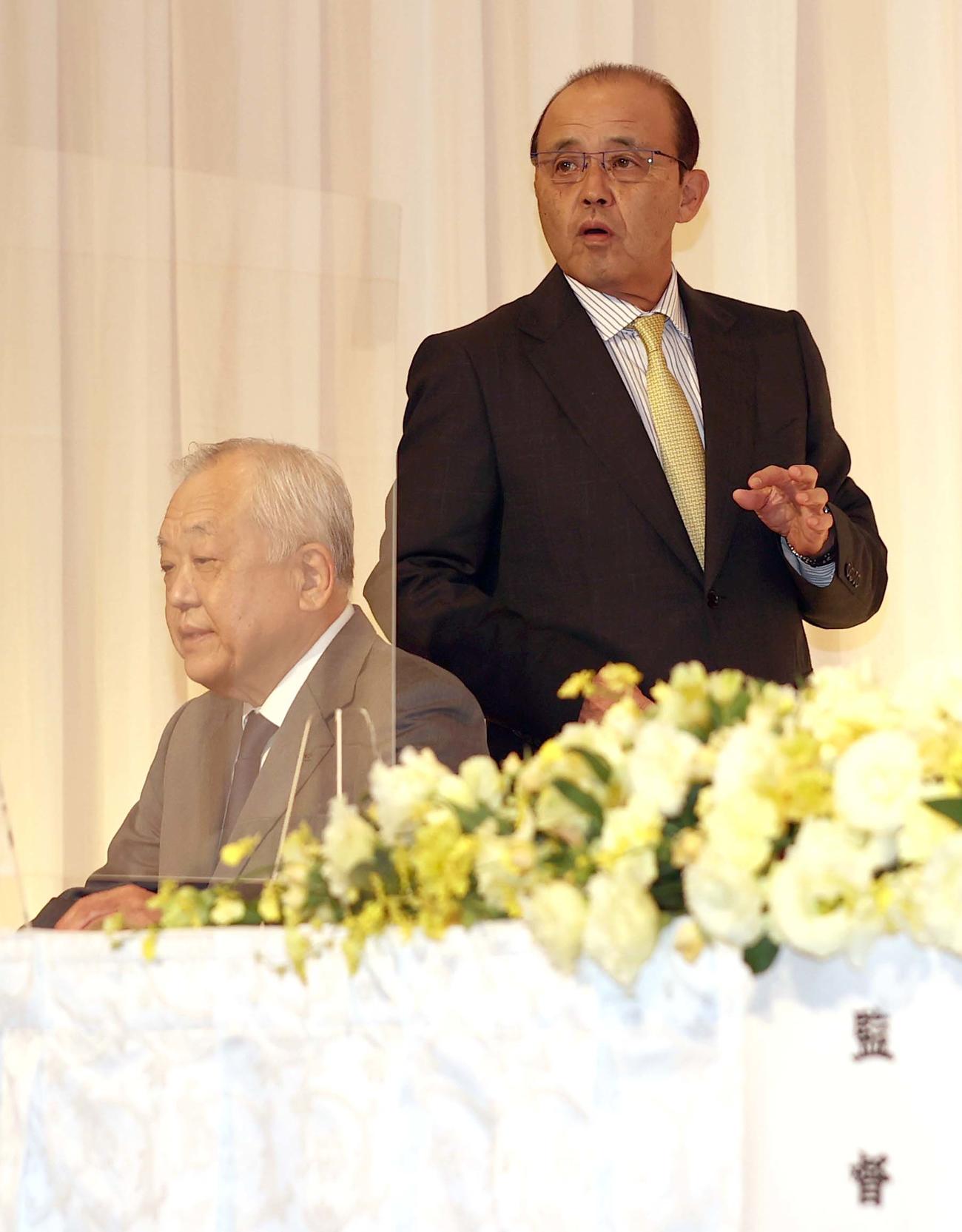 就任会見の会場に入る阪神タイガース岡田新監督（右）。左は藤原オーナー（撮影・上田博志）