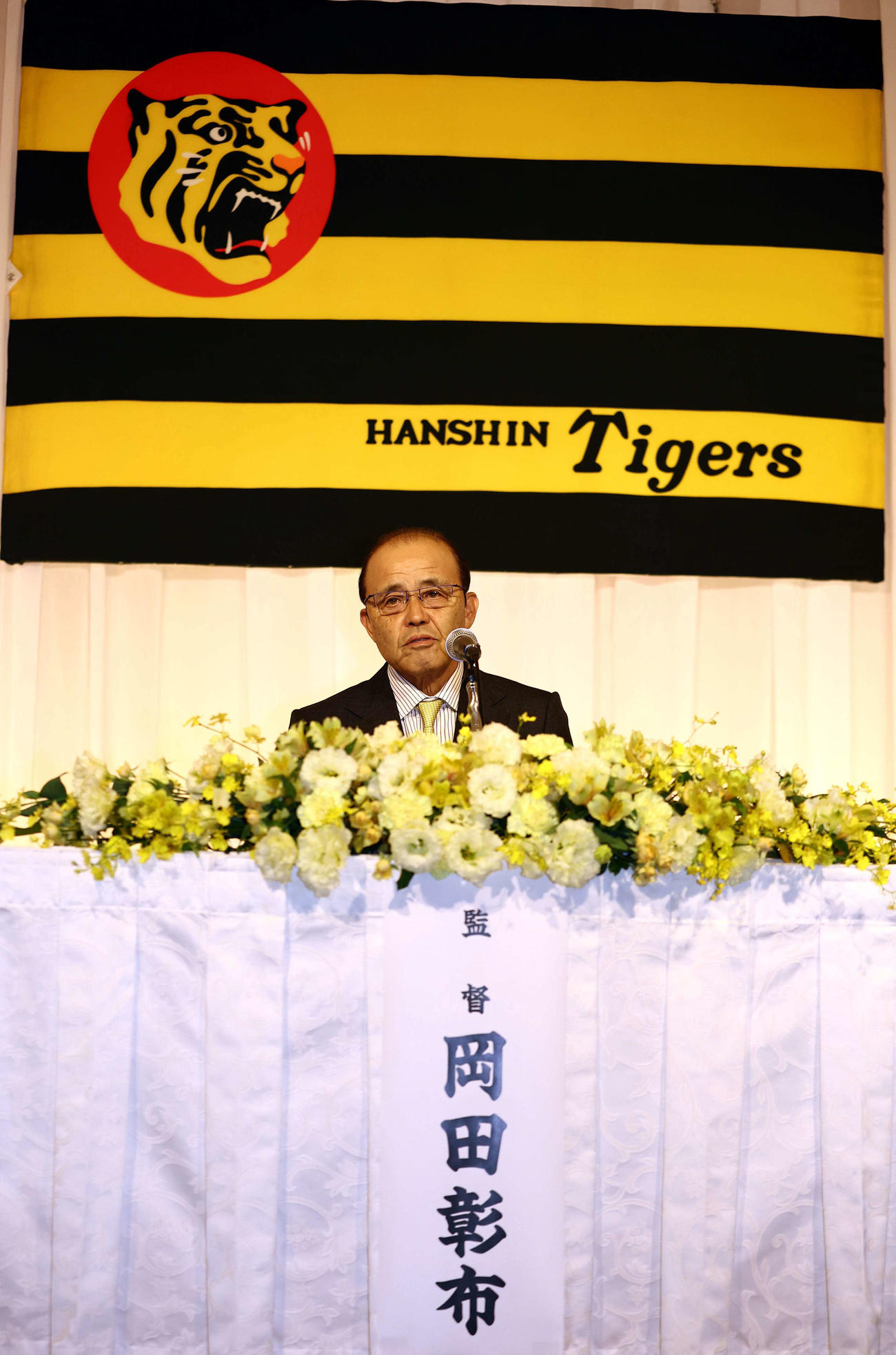 就任会見で意気込みを話す阪神タイガース岡田新監督（撮影・上田博志）
