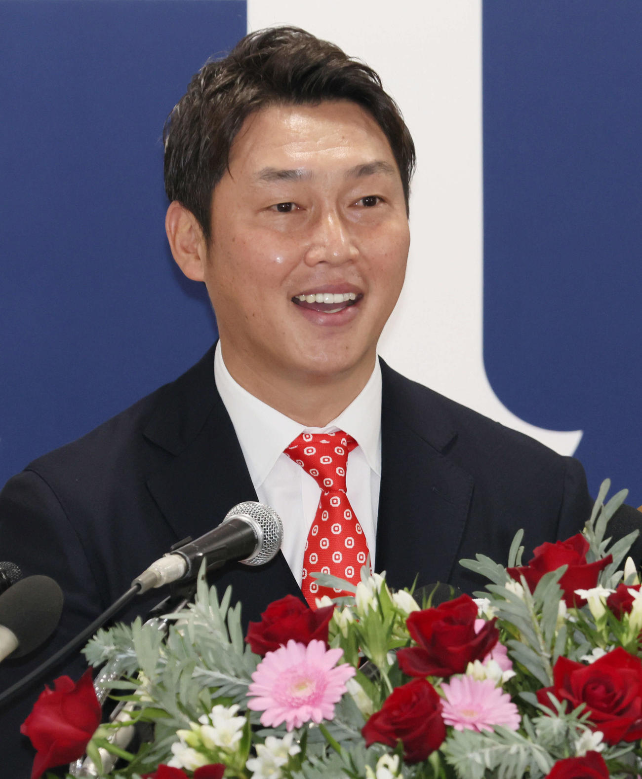 10月12日、広島の監督に就任し会見する新井貴浩新監督