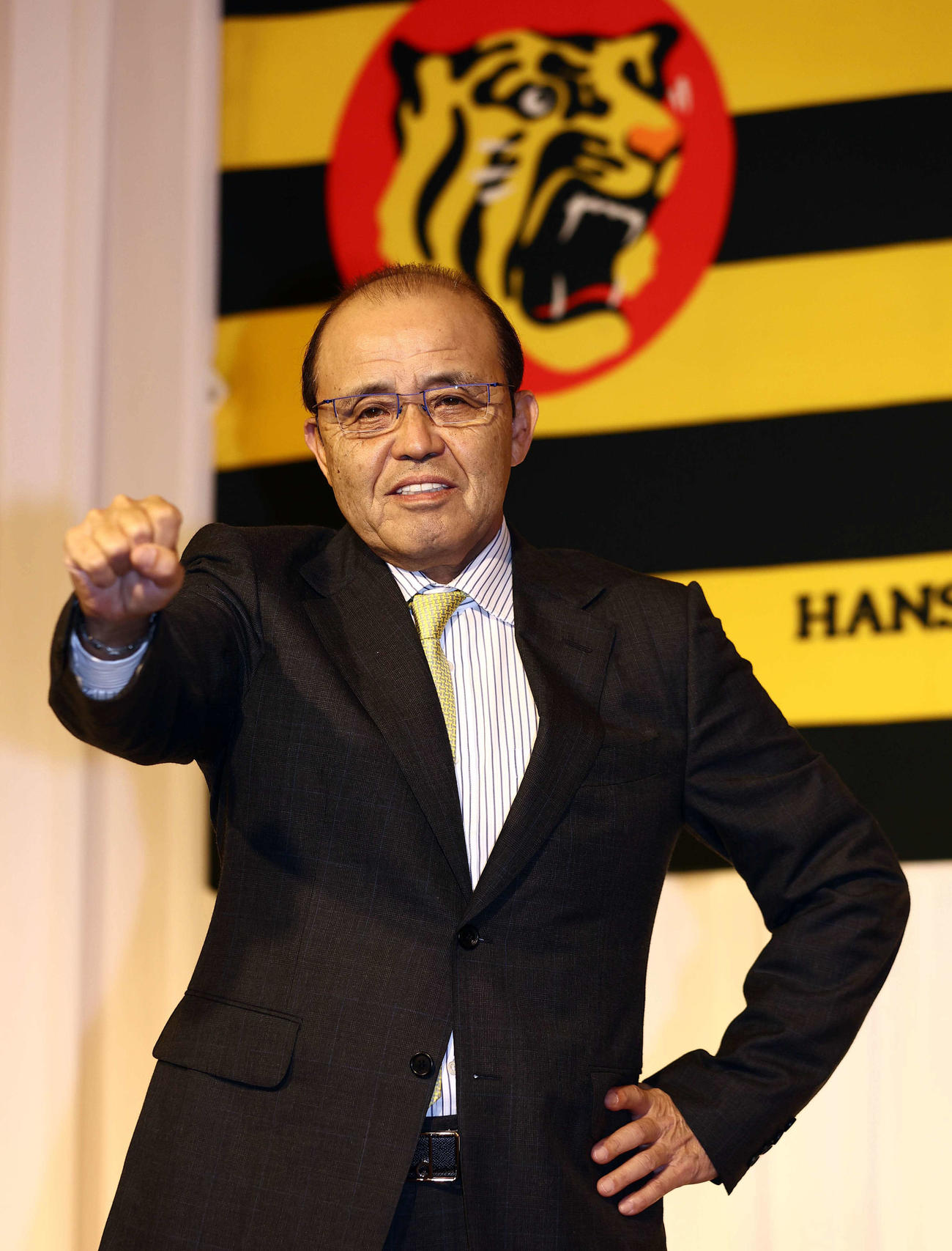 就任会見でガッツポーズをして意気込む阪神タイガース岡田新監督（撮影・上田博志）