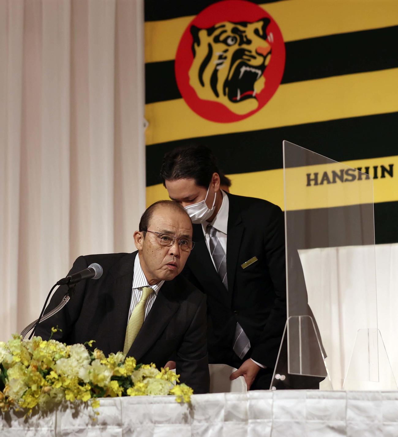 就任会見の会場に入り着席する阪神タイガース岡田新監督（撮影・上田博志）