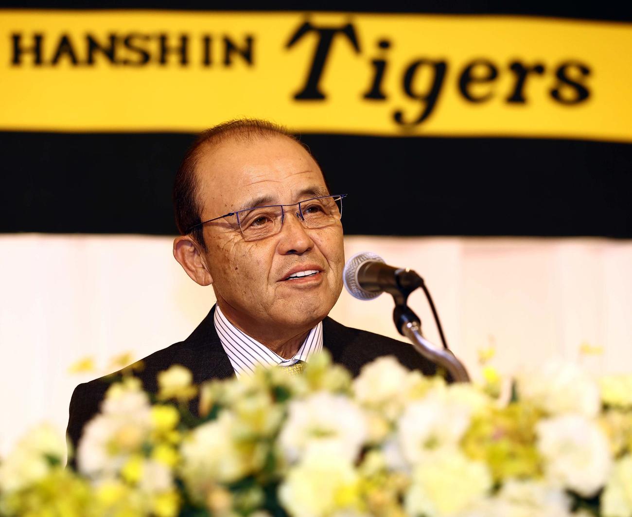 就任会見で意気込みを話す阪神タイガース岡田新監督（撮影・上田博志）