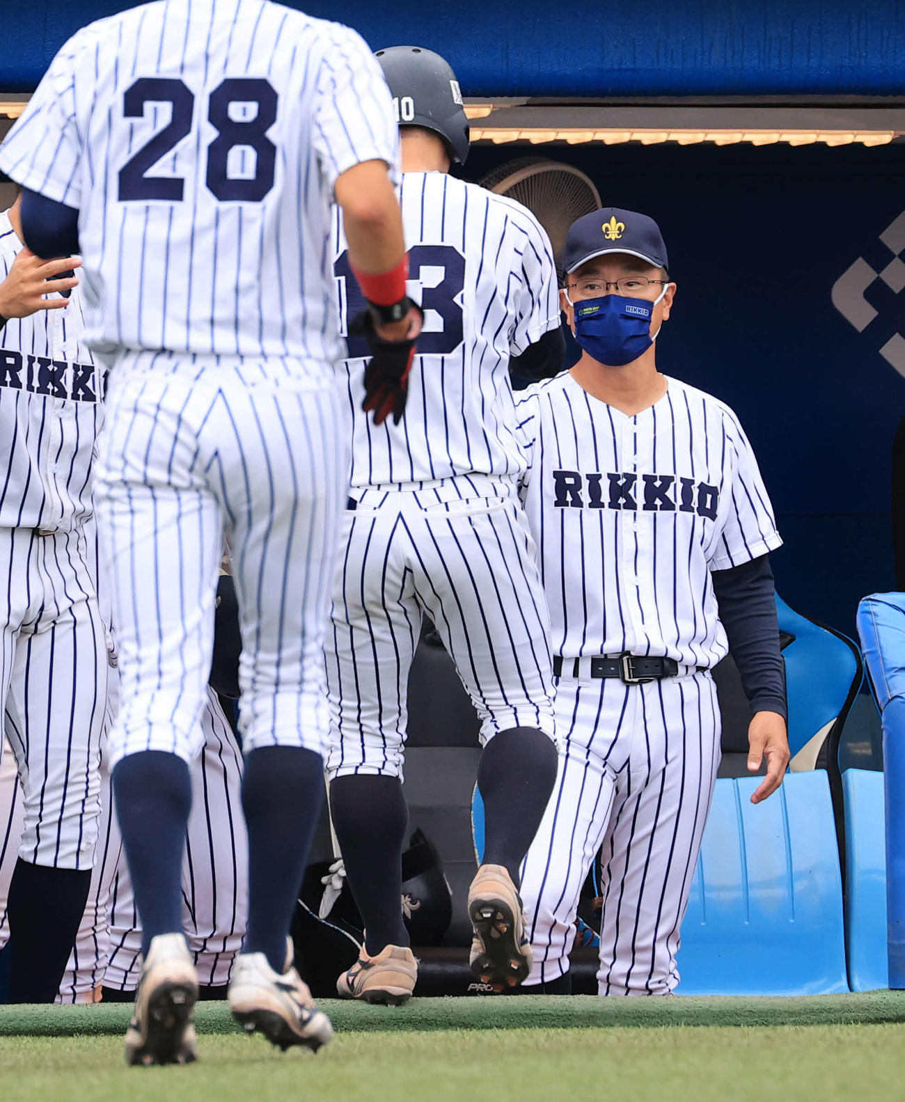 立大対早大　2回表立大2死一塁、西川晋（手前）が左越え2点本塁打を放ち、迎える溝口監督（撮影・浅見桂子）