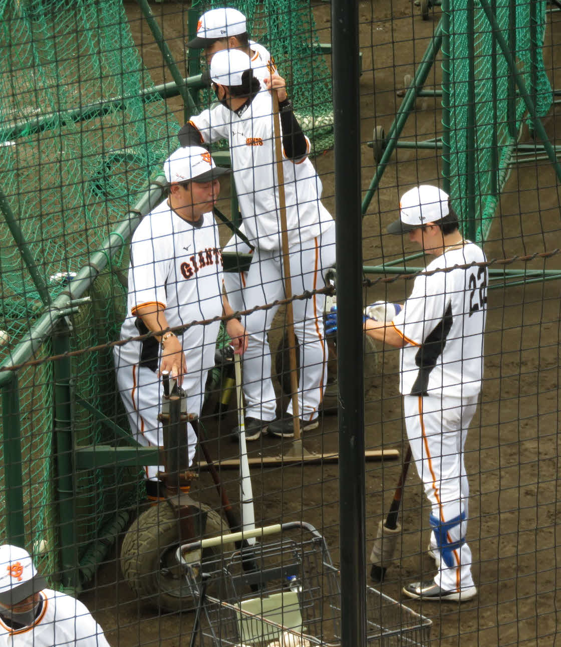 ジャイアンツ球場での秋季練習、巨人小林とコミュニケーションをとる大久保氏（左）（撮影・小早川宗一郎）