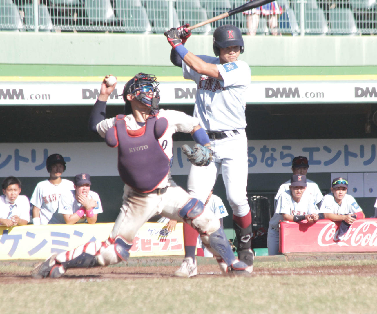 京大対近大　プロ志望届を提出した京大・愛沢祐亮捕手は二盗阻止の送球を行った（撮影・酒井俊作）