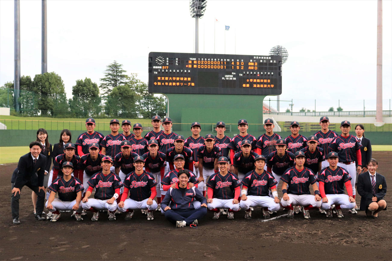 3季連続33回目の優勝を決め、マネージャー、スタッフも入れて集合写真に写る選手たち（撮影・保坂淑子）