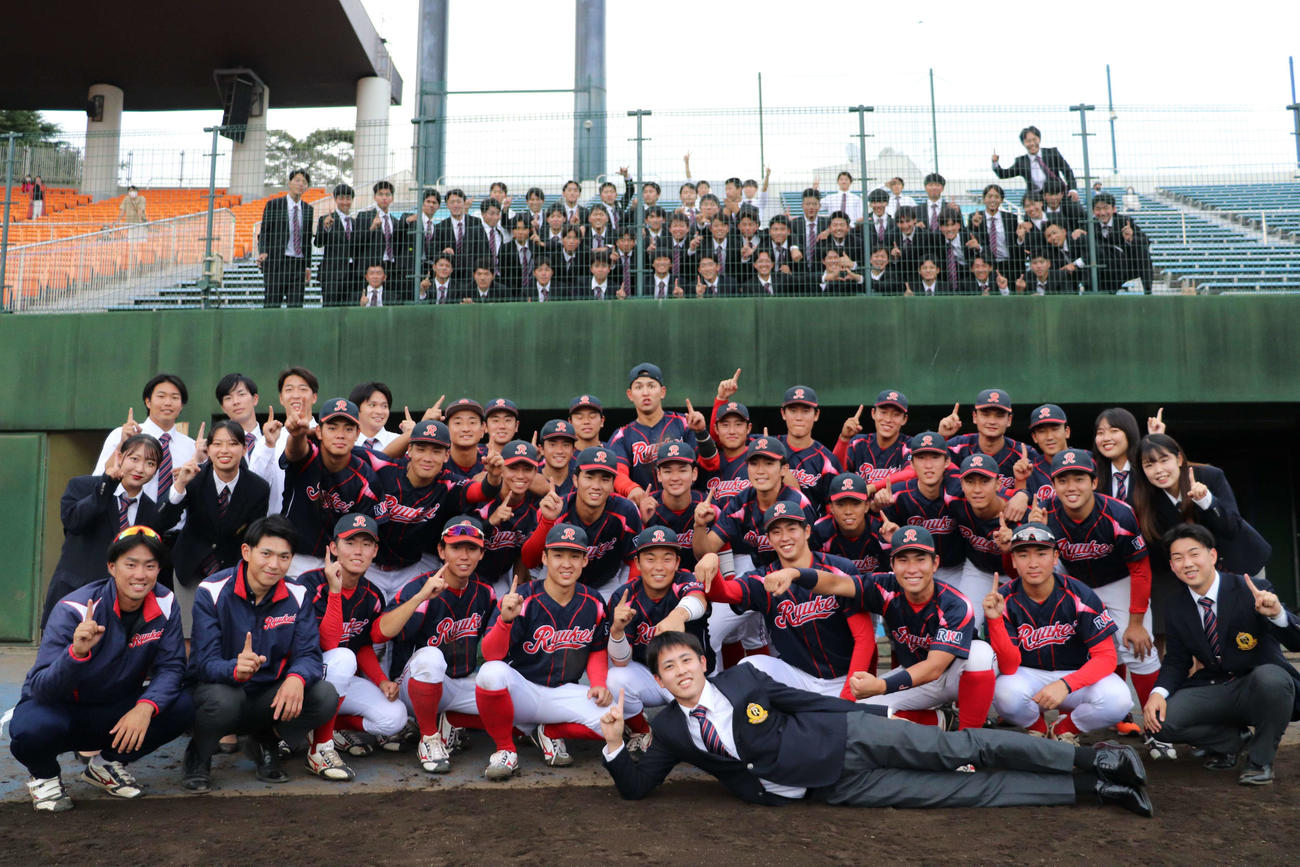 3季連続33回目の優勝を決め、スタンドで応援してくれた選手たちと一緒に集合写真に写る選手たち（撮影・保坂淑子）