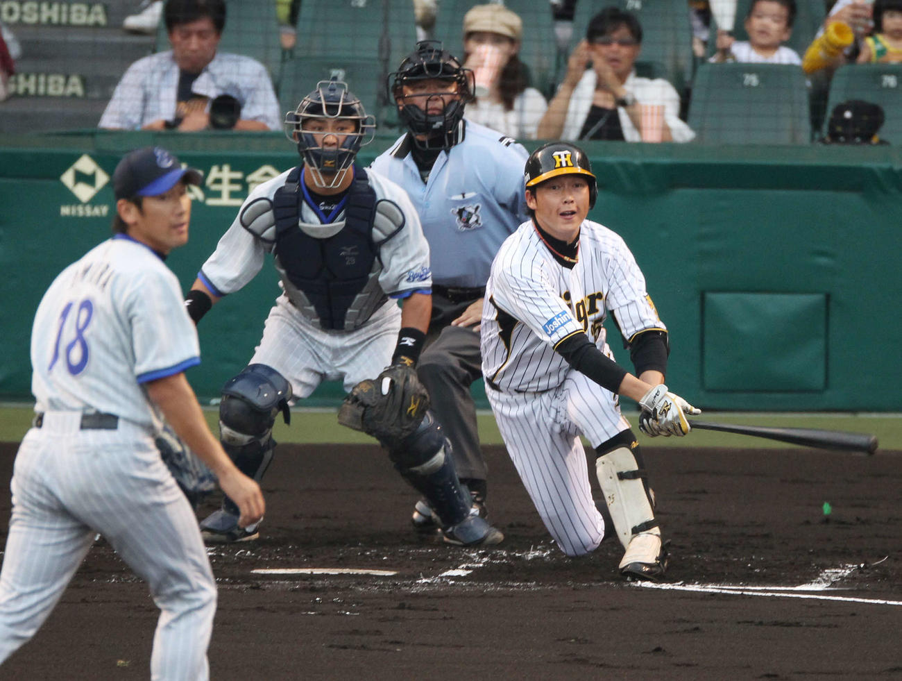阪神対横浜　1回裏阪神2死二塁、三浦から左前適時打を放つ新井貴（2011年7月31日撮影）