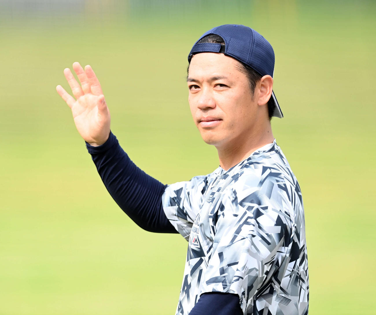 練習を終了し、笑顔で手を振ってグラウンドを後にするヤクルト小川（撮影・たえ見朱実）